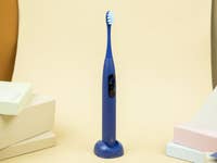 Wir sehen die Oclean X Pro Schallzahnbürste.