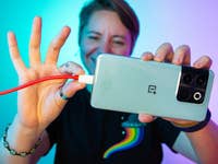 Camila, die das OnePlus 10T in der Hand hält.