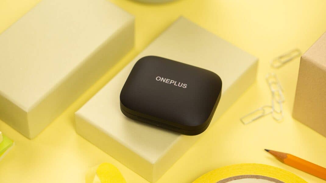 NextPit OnePlus Buds Pro case closed