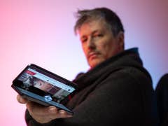 MaTT hält das aufgeklappte Oppo Find N2 in in der Hand.