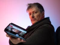 MaTT hält das aufgeklappte Oppo Find N2 in in der Hand.