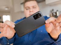 Redakteur Antoine, der das Oppo A76 hält.