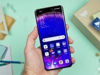 Oppo Fiind X5 mit eingeschaltetem Display in einer Hand.