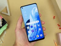 Reno 8 Lite auf einem Tisch von vorn