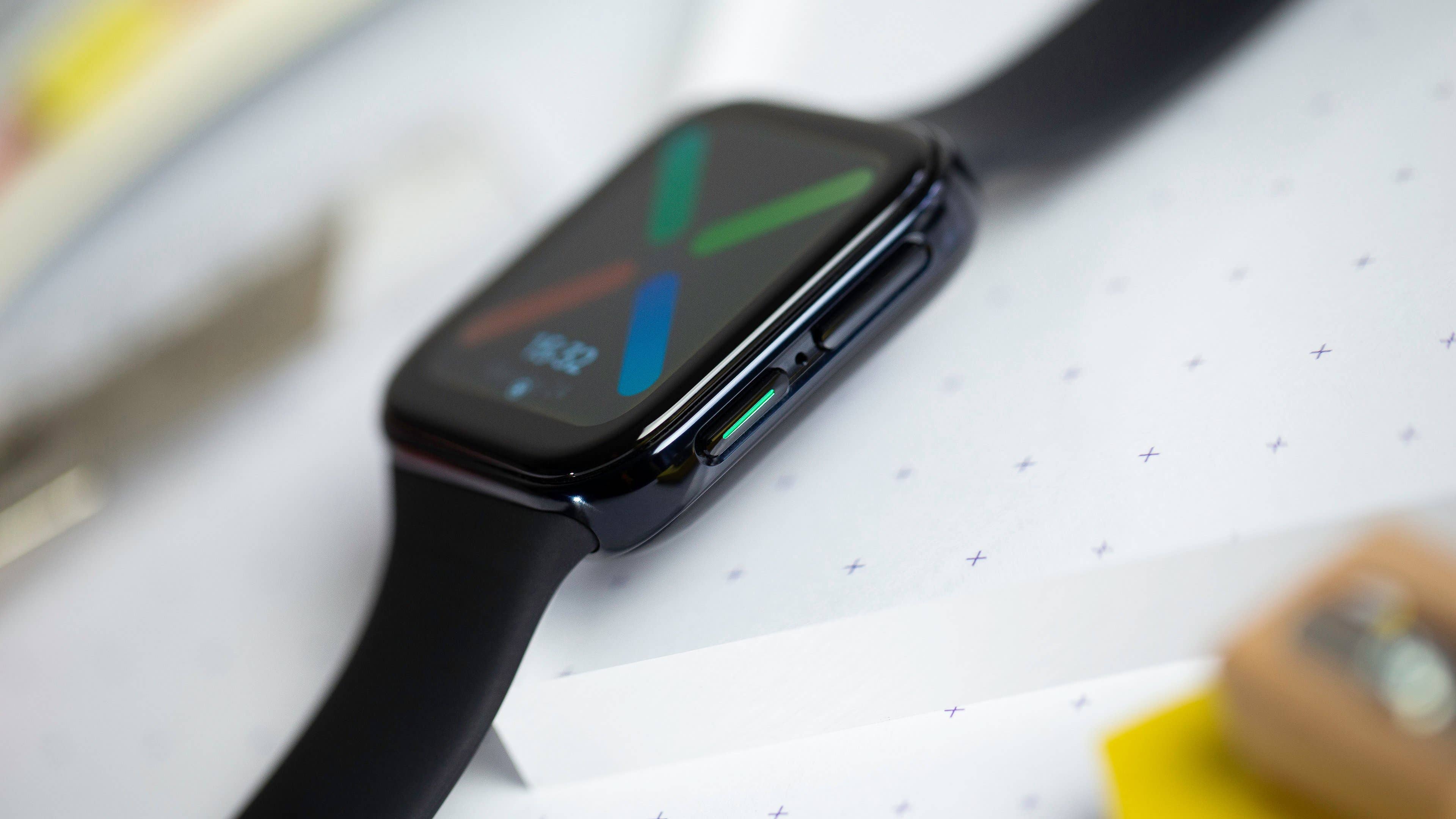 NextPit Oppo Watch side buttons