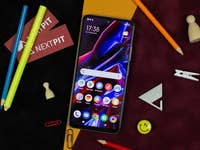 Poco X5 5G von vorne, Blick auf den aktiven Homescreen.