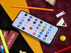 Poco X5 5G liegt auf einem Tisch mit eingeschaltetem Display