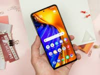 Poco F4 mit eingeschaltetem Display liegt auf dem Tisch