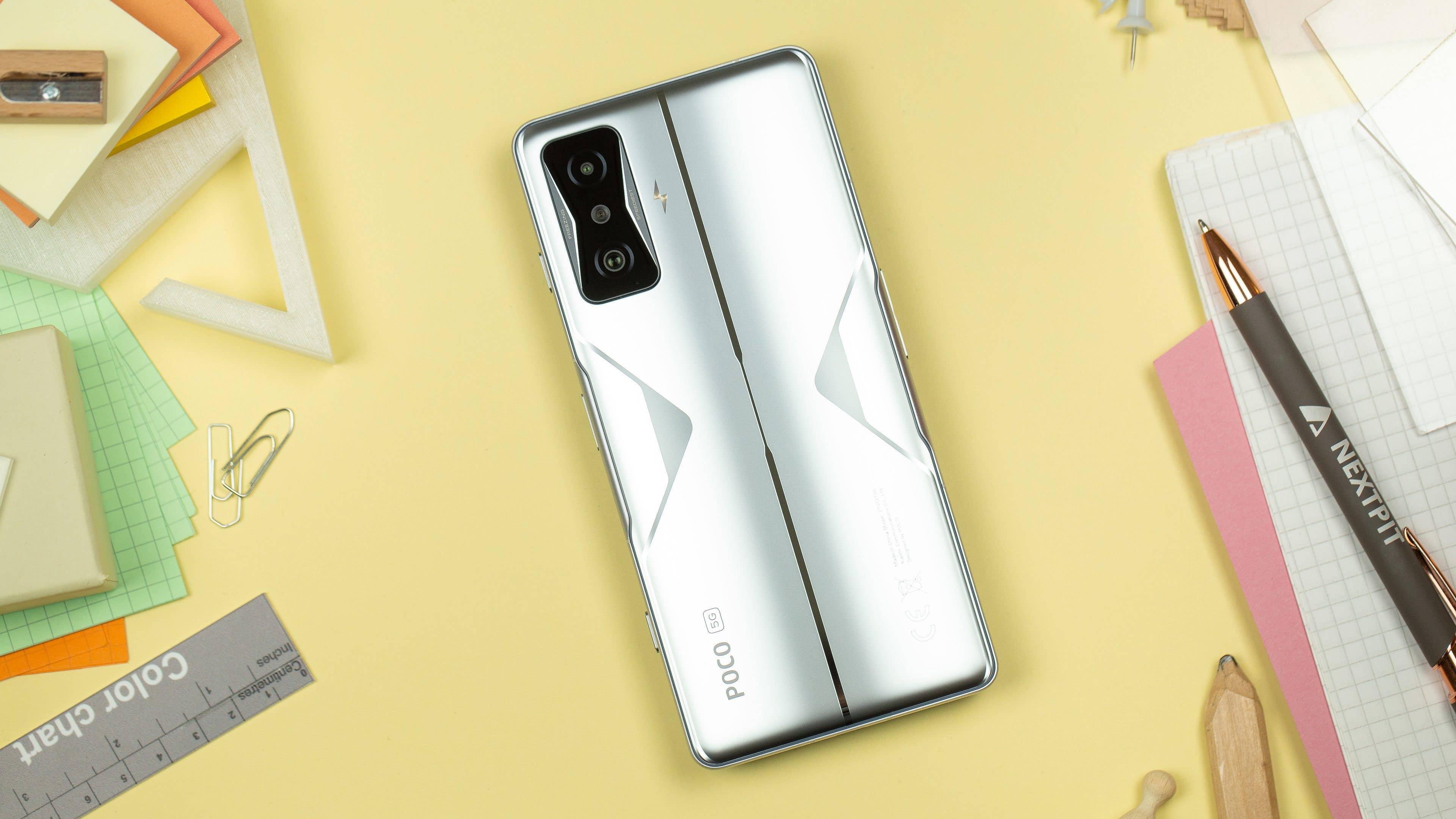 Le coloris Knight Silver du Poco F4 GT est très sympa Poco F4 GT design au dos