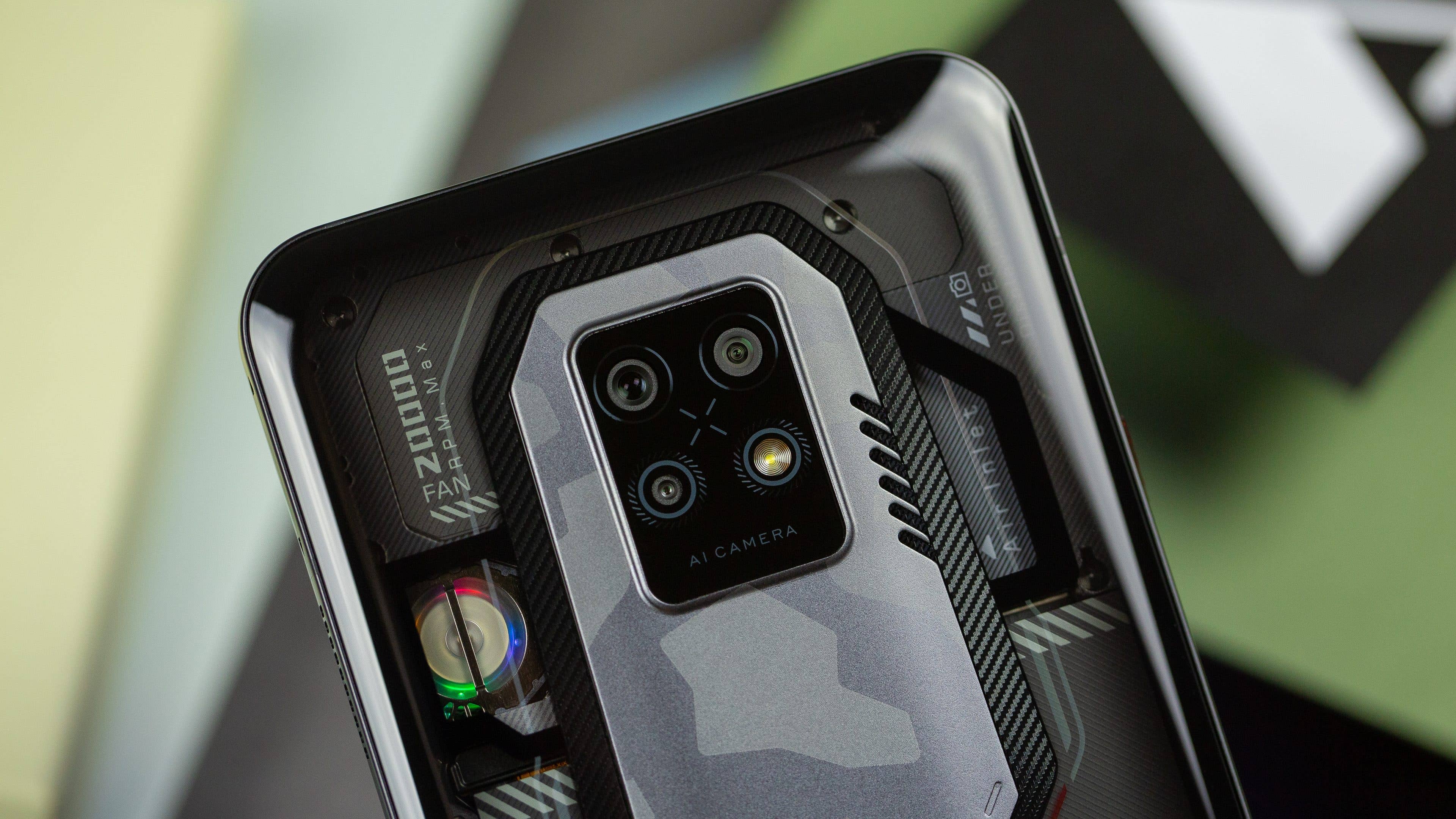 Blick auf die Rückseite des Redmagic 7 Pro, mit Fokus auf die Kamera.