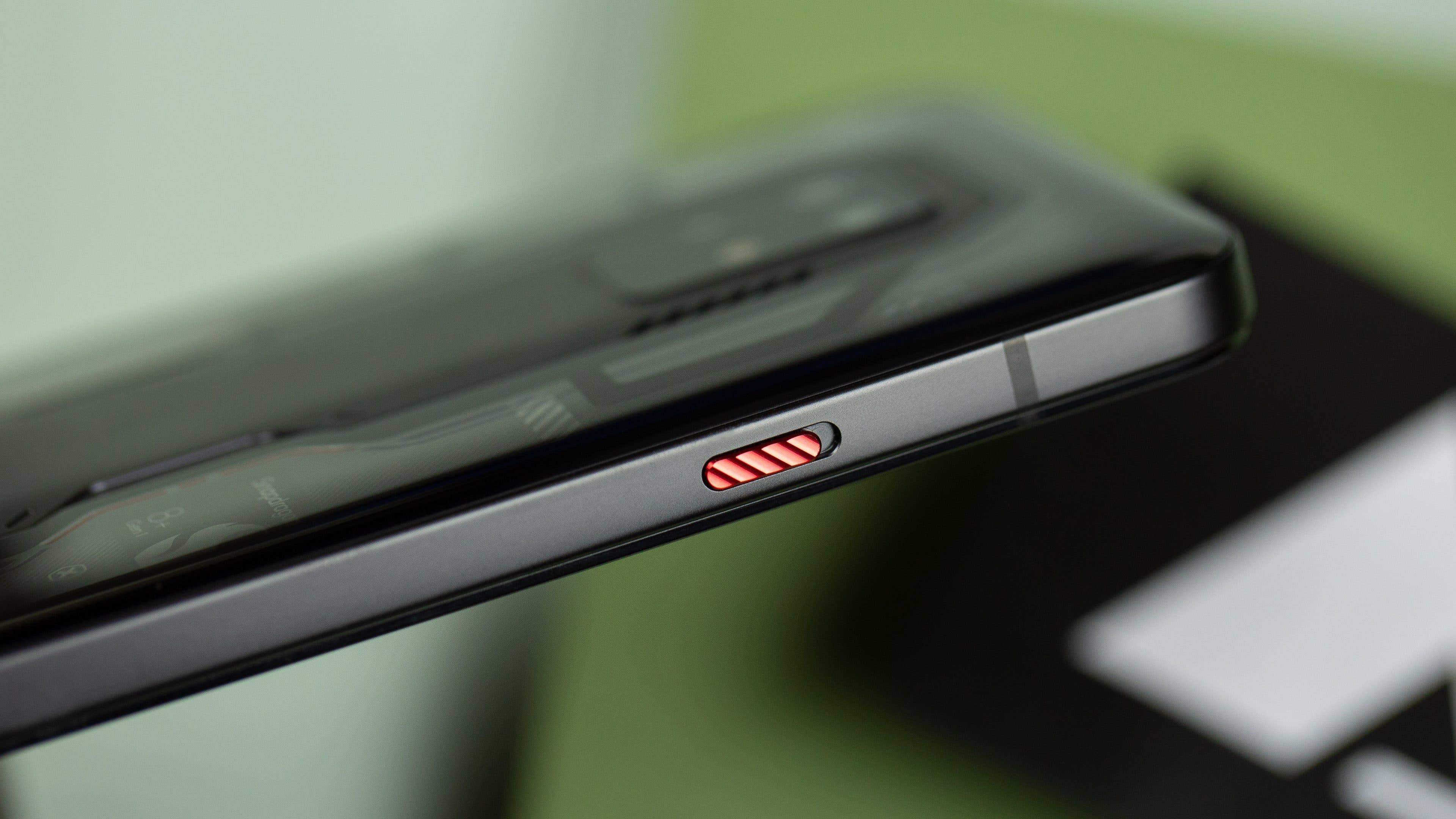 Redmagic 7S Pro von der Seite mit Blick auf den roten Button