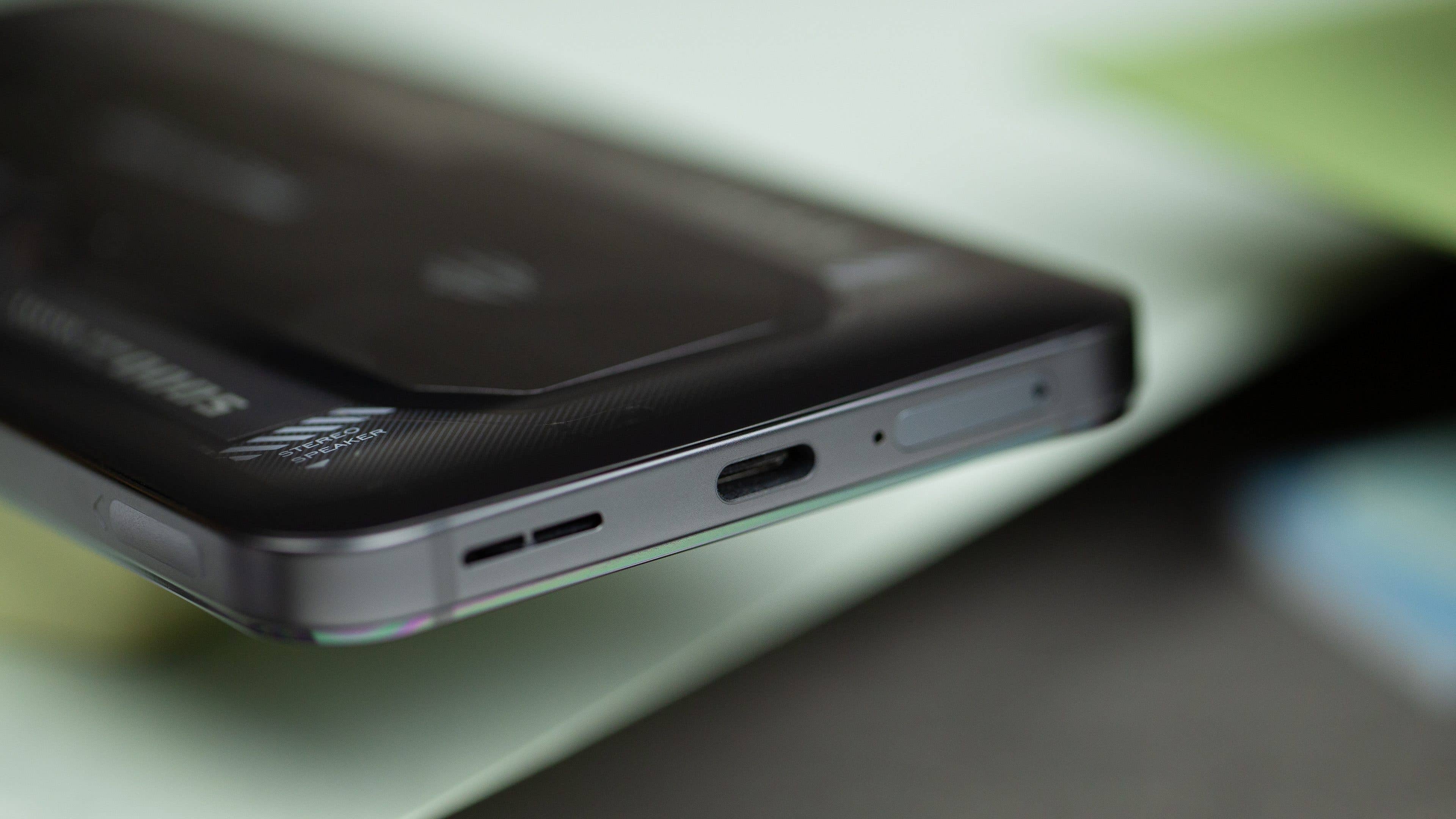 Das Smartphone von unten mit Blick auf den USB-C-Anschluss