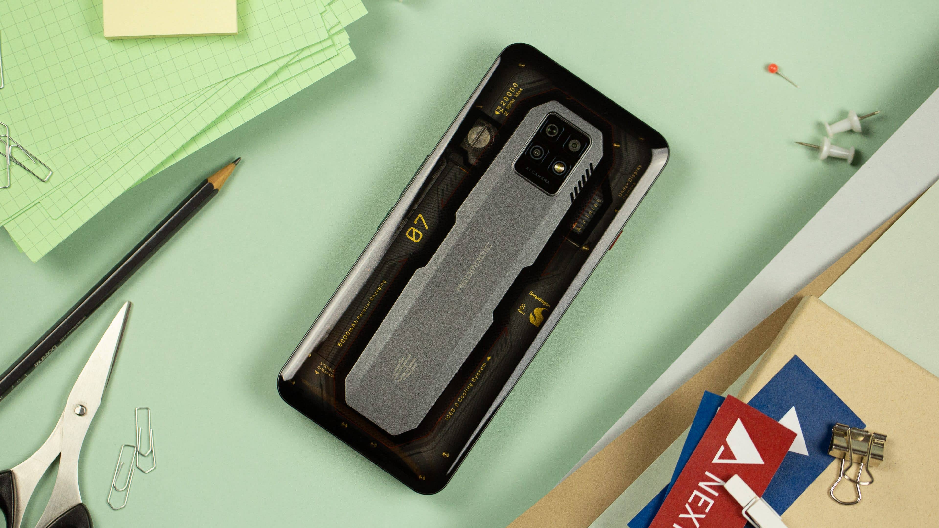 The contrast between the transparent glass back and the aluminum plate is really cool. Redmagic 7 Pro