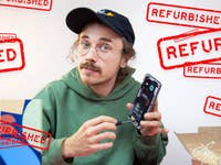 Ben mit einem Fairphone 4 vor einem Hintergrund mit Refurbished-Schriftzügen.