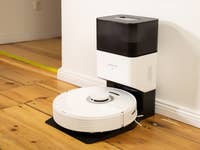 Ein Bild des Roborock Q7 Max in seiner Reinigungsstation