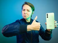 Camila hält das Samsung Galaxy A14 in der Hand.