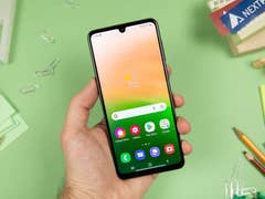 Das Galaxy A33 mit eingeschaltetem Display von vorne