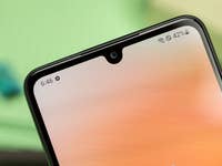Die obere Hälfte des Galaxy-A33-Displays mit Blick auf die Notch