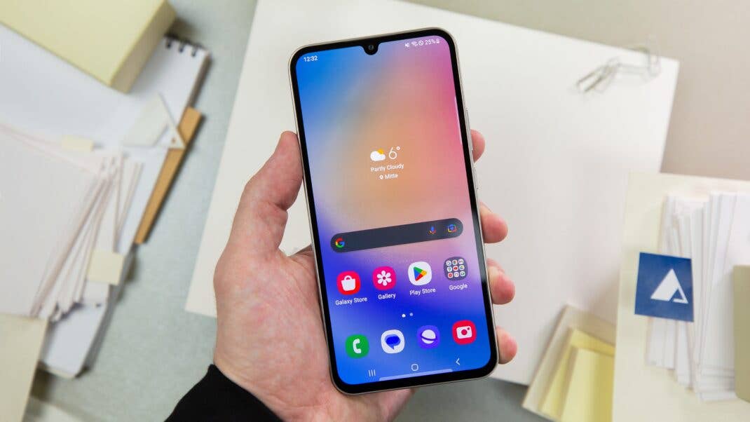Das Galaxy A34 verfügt über ein flüssiges 120-Hz-AMOLED-Panel. Galaxy A34 in der Hand gehalten mit eingeschaltetem Display