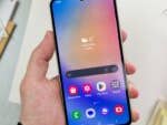 Galaxy A34 in der Hand gehalten mit eingeschaltetem Display