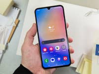 Galaxy A34 in der Hand gehalten mit eingeschaltetem Display