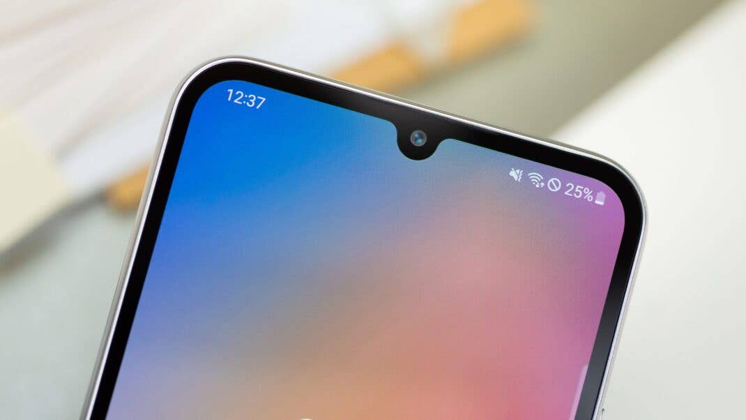 Die U-Notch ist einer der offensichtlichsten Unterschiede zwischen dem A34 (im Bild) und dem A54. Nahaufnahme des Galaxy A34 mit Blick auf Notch und Display