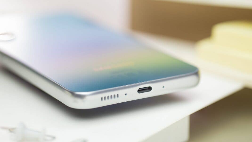 Das A34 wird ohne Ladegerät geliefert und hat keinen Kopfhöreranschluss. Nahaufnahme von unten mit Blick auf den USB-C-Anschluss des Galaxy A34