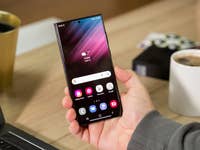 Samsung Galaxy S22 Ultra in der Hand gehalten