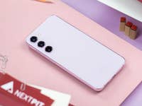 Das Galaxy S23+ liegt auf einem Tisch mit Rückseite nach oben