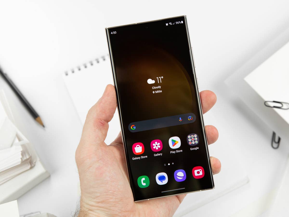 Vorderseite des Galaxy S23 Ultra mit Blick aufs Display