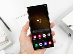 Vorderseite des Galaxy S23 Ultra mit Blick aufs Display