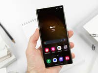 Vorderseite des Galaxy S23 Ultra mit Blick aufs Display