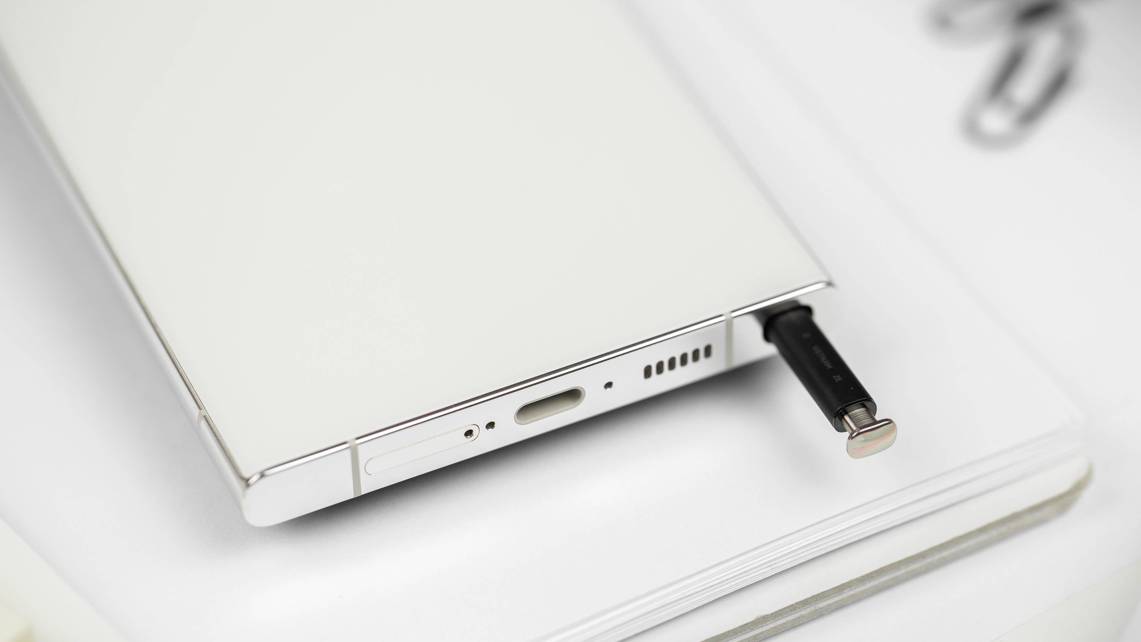 Unterseite des Galaxy S23 Ultra mit S-Pen