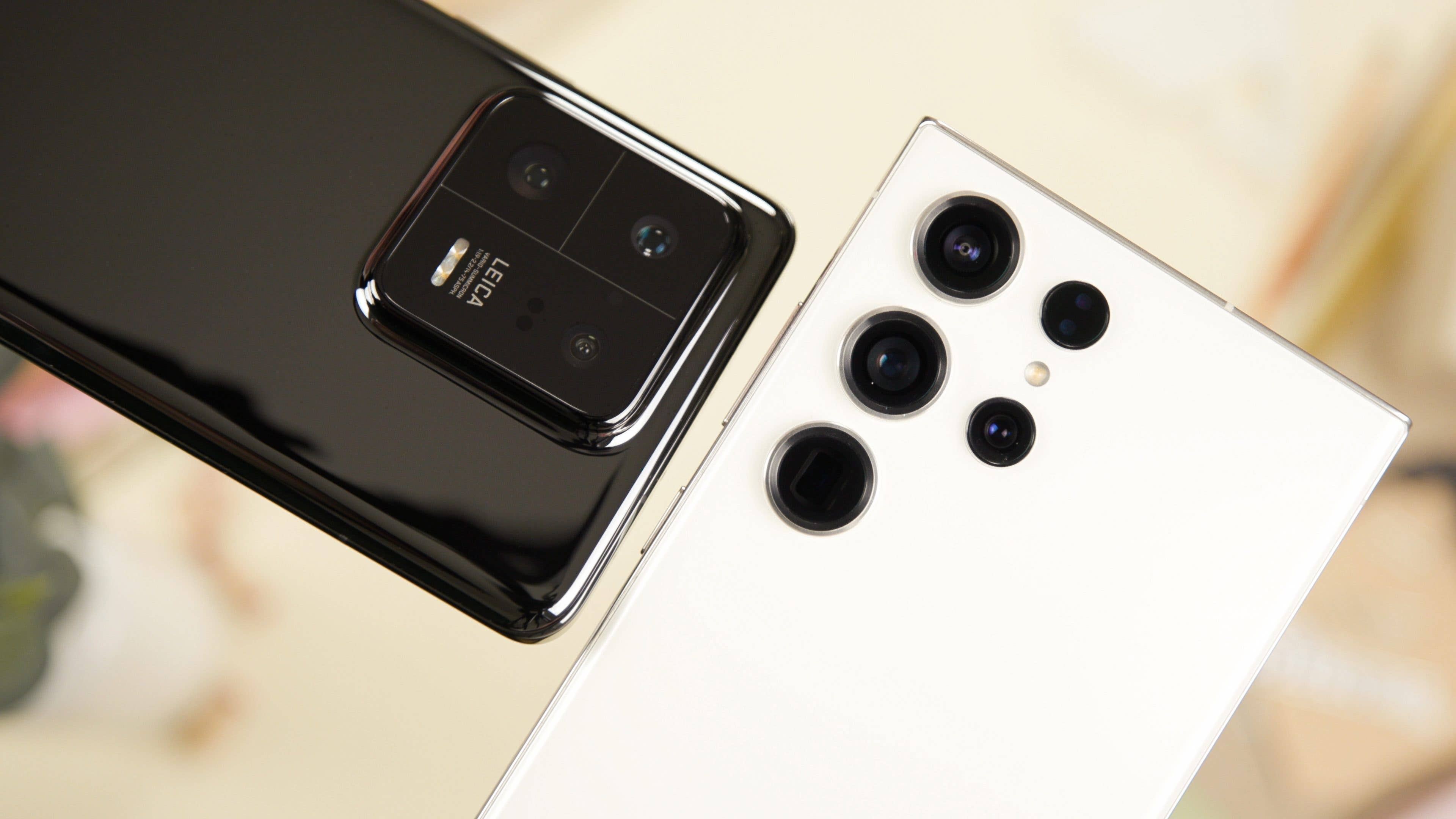 Beide Geräte nebeneinander gehalten mit Blick auf die Kameras