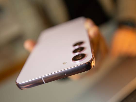 Das Samsung Galaxy S23 Ultra ist mit einer Schutzh&uuml;lle besser bedient