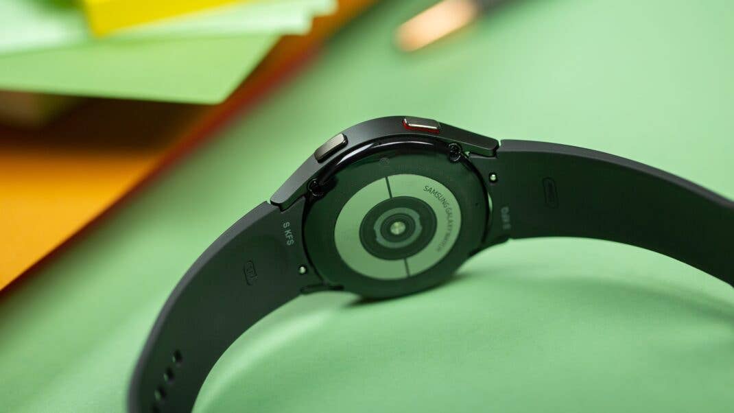 Blick auf die Unterseite der Galaxy Watch 4 Blick auf die Unterseite der Galaxy Watch 4