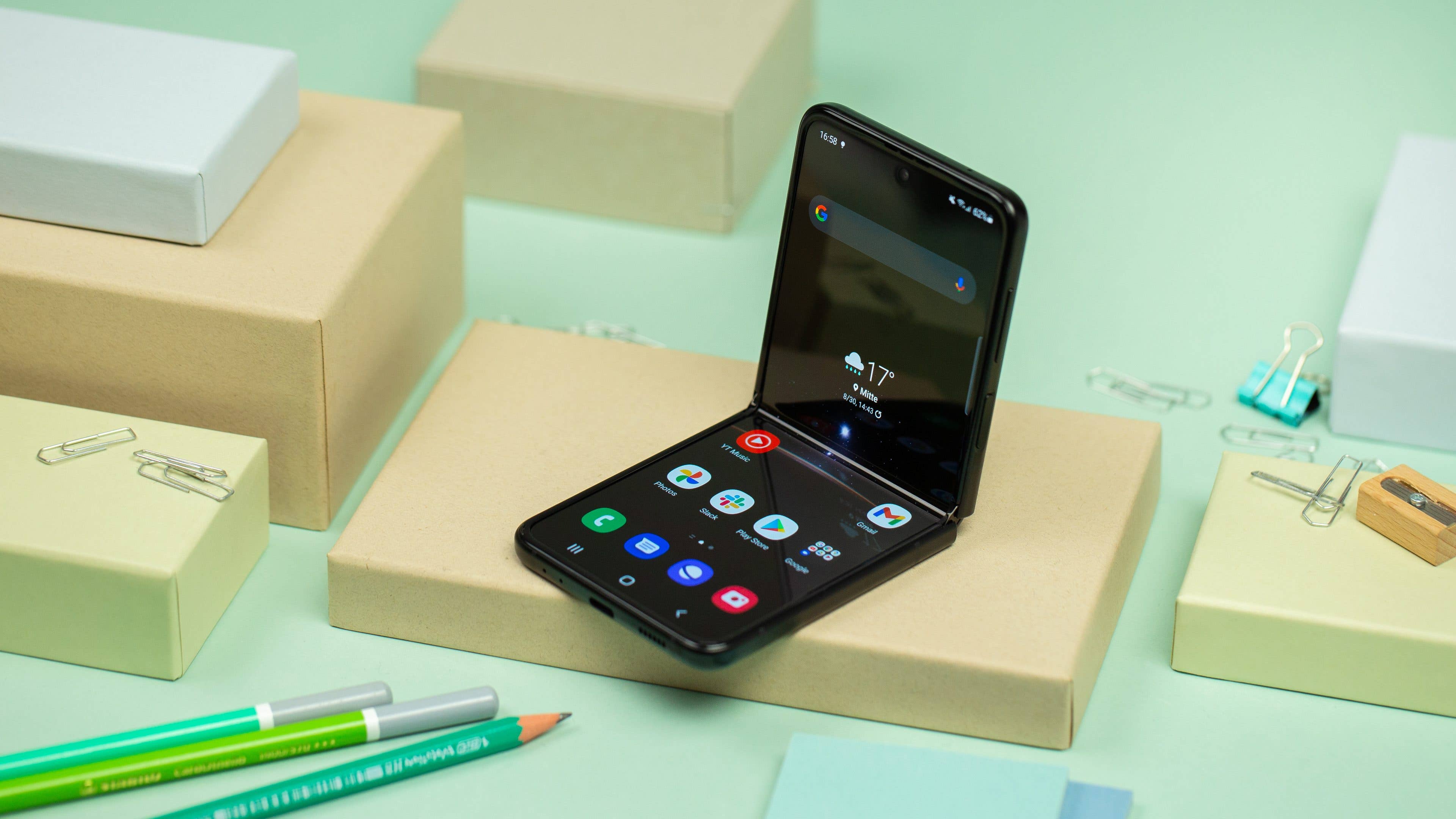 NextPit Samsung Galaxy Z Flip 3 open