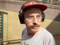 Ben, der die Momentum 4 Wireless von Sennheiser trägt.