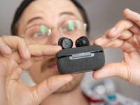 Ben, der die Sennheiser Momentum True Wireless 3 hält.