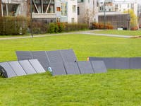 Solarpanels verschiedenster Marken nebeneinander.