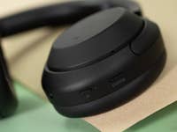 Die Sony WH-1000XM4 in der Nahaufnahme.