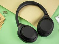 Sony WH-1000XM4 auf dem Schreibtisch