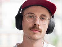 Ben, der die Sony WH-1000XM4 auf dem Kopf trägt.