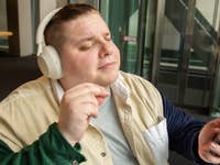 Antoine, der die Sony WH-1000XM5 auf dem Kopf trägt.