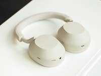 Sony WH-1000XM5 Kopfhörer in der hellen Ausführung auf einem Tisch