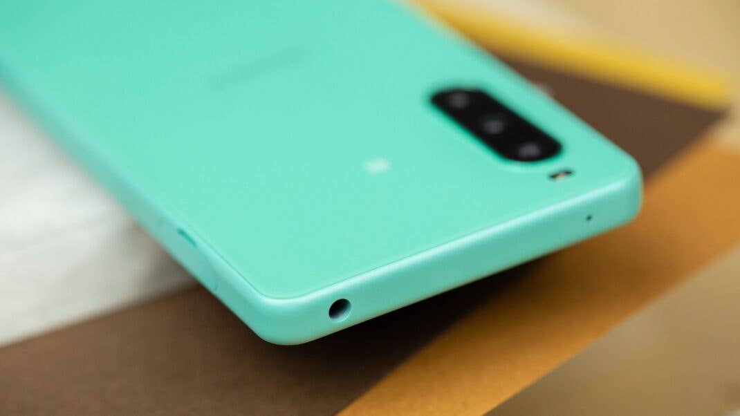 Xperia 10 IV von oben mit Blick auf den Audioanschluss Xperia 10 IV von oben mit Blick auf den Audioanschluss