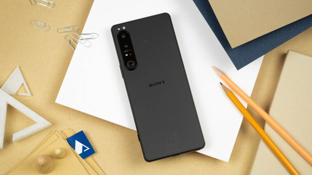 Smartphone auf dem Tisch mit der Rückseite nach oben Smartphone auf dem Tisch mit der Rückseite nach oben