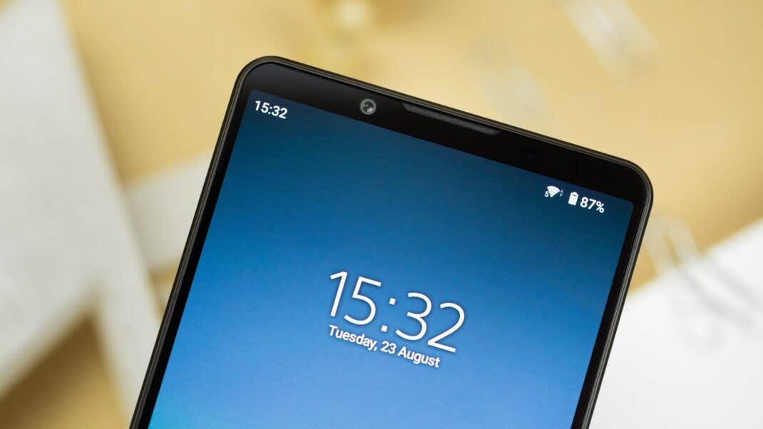 Blick auf die obere Display-Hälfte mit der Selfie-Cam in der oberen Leiste Blick auf die obere Display-Hälfte mit der Selfie-Cam in der oberen Leiste