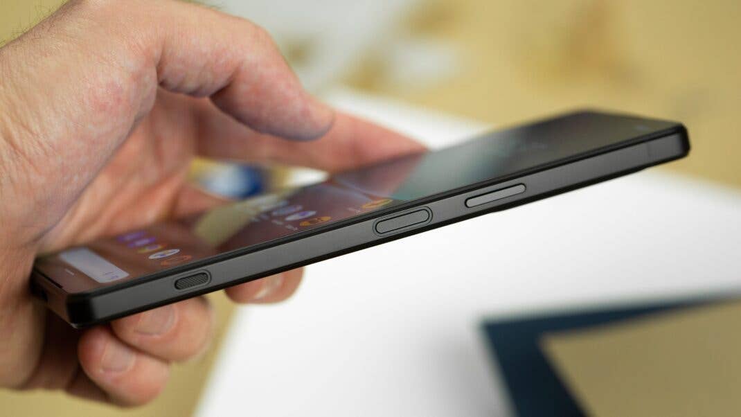 Xperia 1 IV von der Seite, in der Hand gehalten Xperia 1 IV von der Seite, in der Hand gehalten