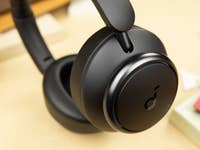 Soundcore-Kopfhörer Space Q45 liegen auf einem Tisch